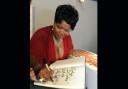 Cheryl Porter autografa il libro degli ospiti